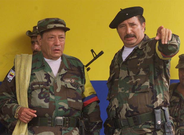 Manuel Marulanda Vélez, &quot;Tirofijo&quot;(i.) dialoga con el comandante Jorge Briceño, &quot;Mono Jojoy&quot;; ambos líderes de las Fuerzas Armadas Revolucionarias de Colombia (FARC), en una fotografía tomada en abril de 2000.