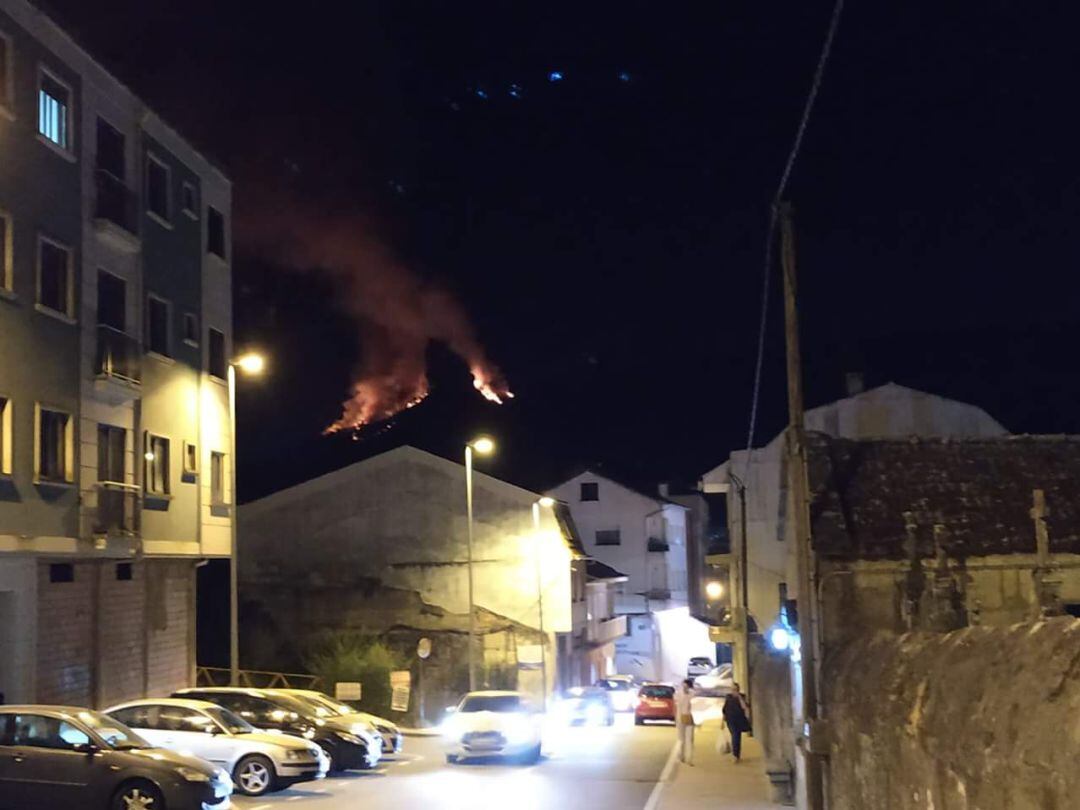 Imagen del incendio en la parroquia de Negros, en Redondela