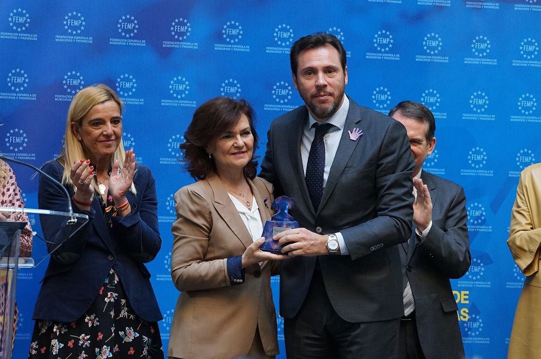 La vicepresidenta del Gobierno, Carmen Calvo, entrega el Premio al alcalde de Valladolid en la sede de la FEMP