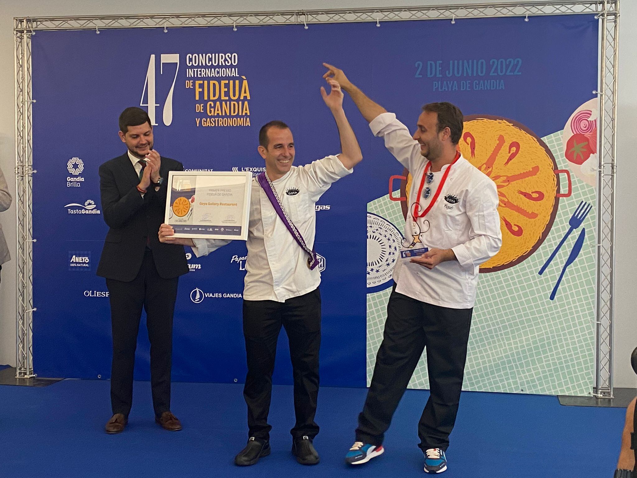 Los ganadores del restaurante Goya Gallery de Valencia al recibir su premio.