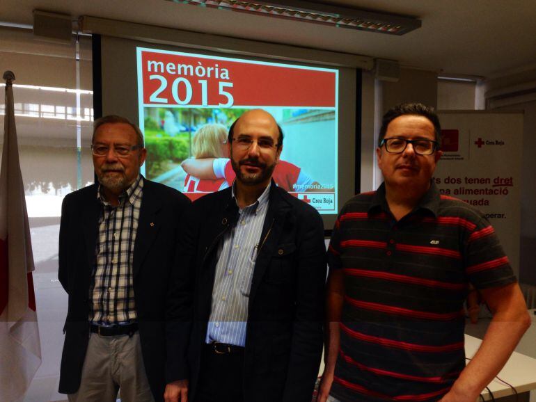 Representants de Creu Roja Girona durant la presentació de la memòria 2015