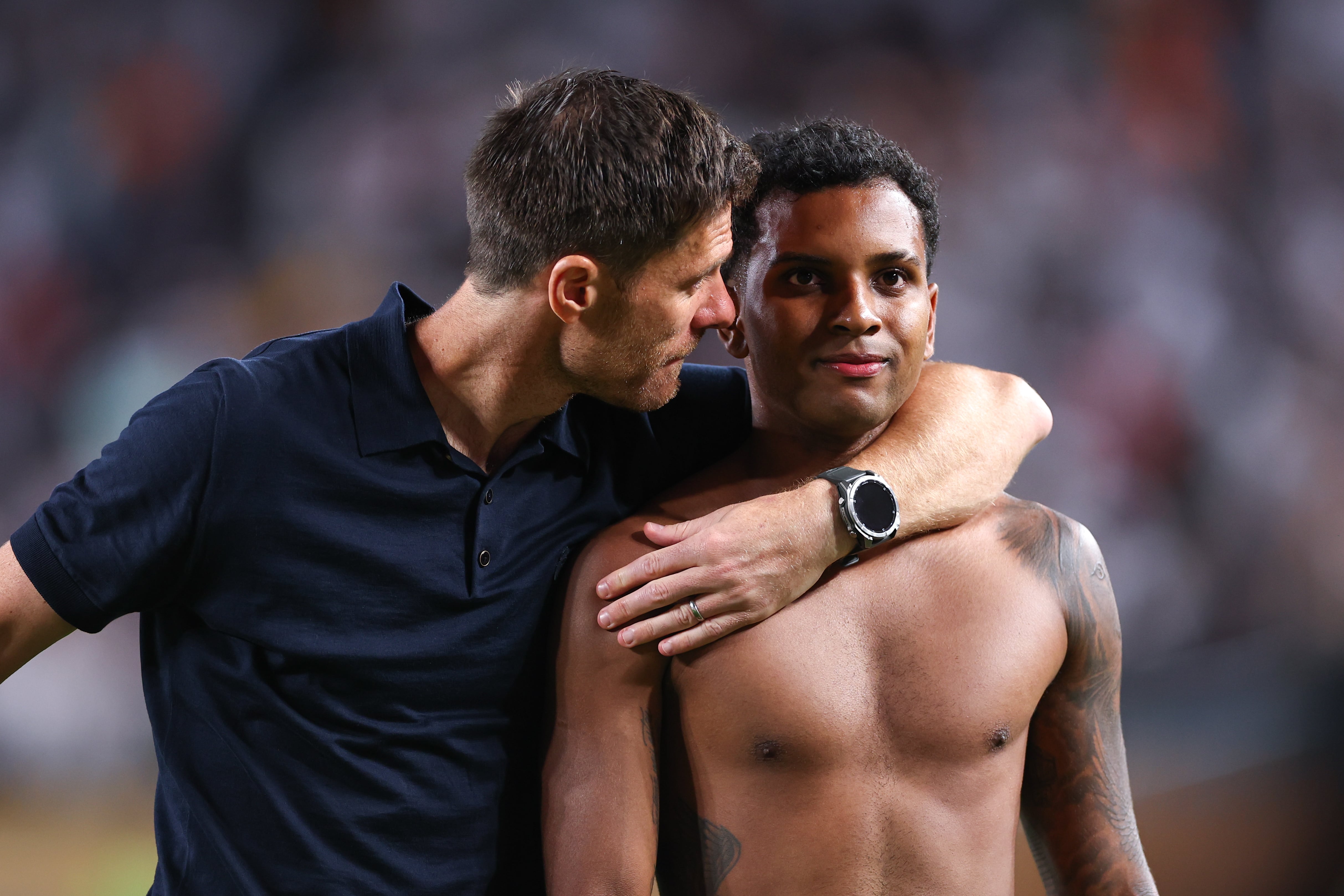 Xabi Alonso con Rodrygo Goes.