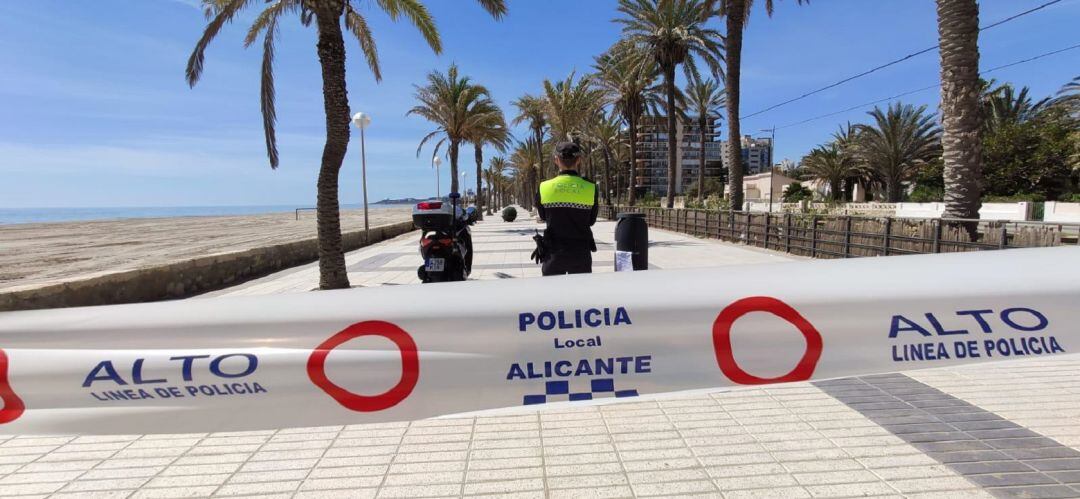 Un agente vigilando este fin de semana que nadie accediera a la Playa de San Juan