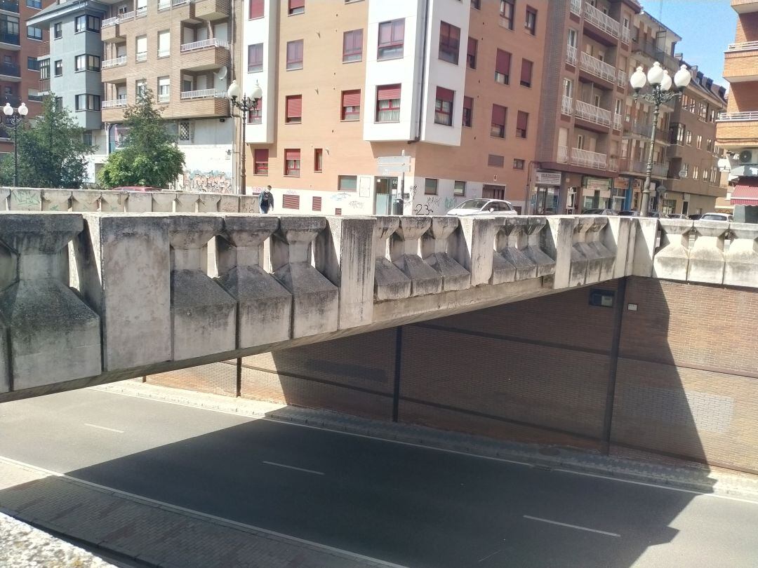 Paso superior de la calle Libertad sobre la travesía de Cardenal Cisneros
