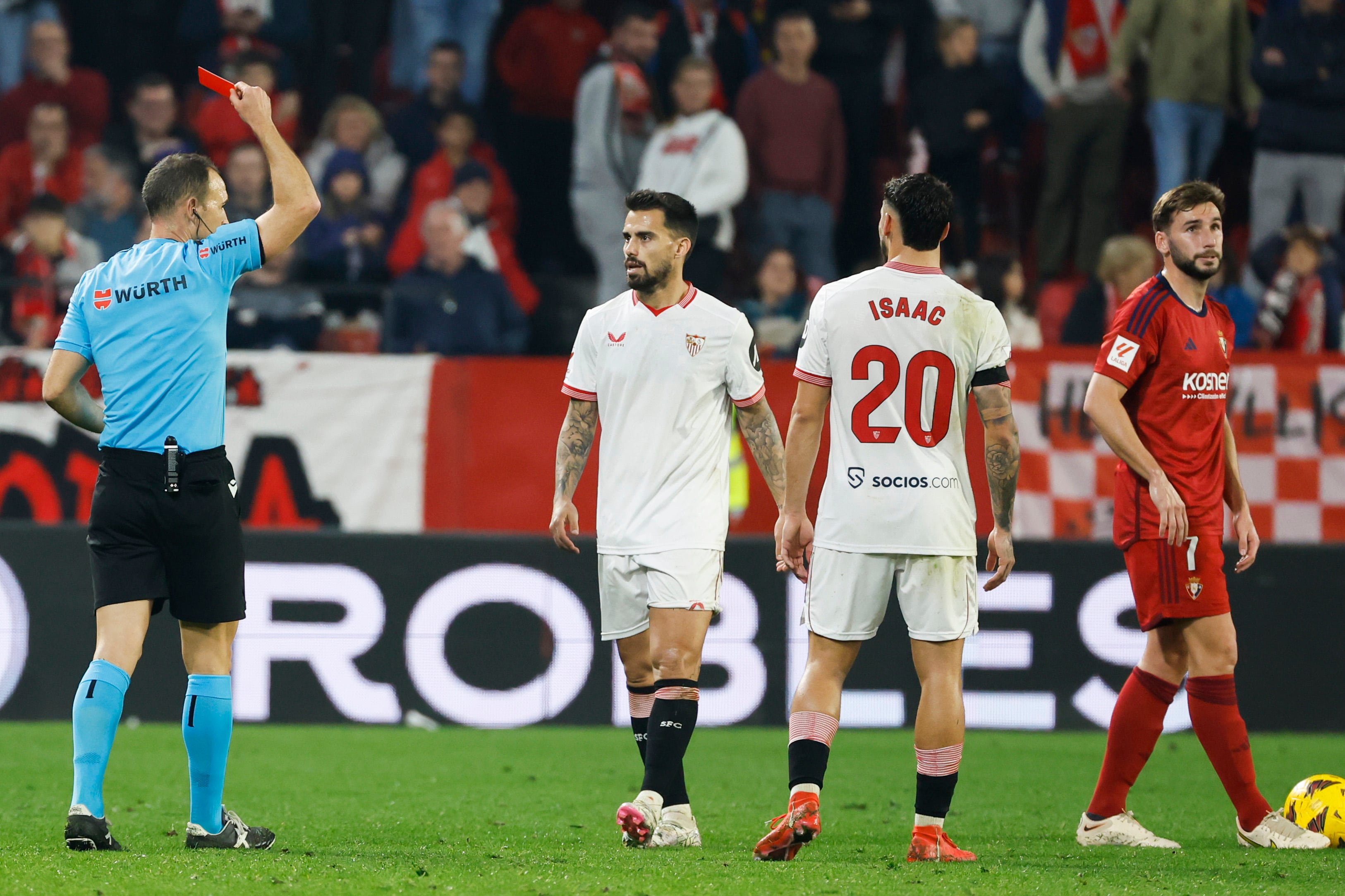 SEVILLA, 28/01/2024.- Jesús Fernández &quot;Suso&quot; (c), del Sevilla, es expulsado por doble amonestación durante el partido de la Jornada 22 de LaLiga que estos dos equipos juegan hoy en el estadio Sánchez Pizjuán. EFE/ Julio Muñoz
