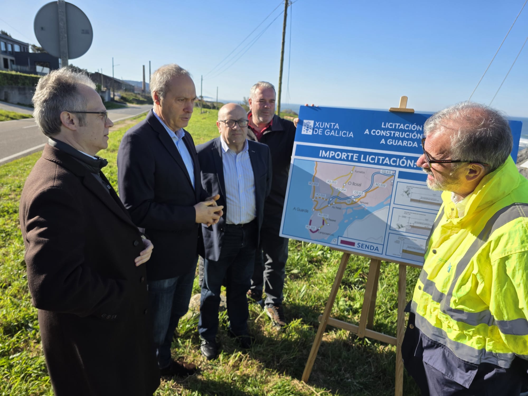 Agustín Reguera, delegado territorial de la Xunta en Pontevedra, junto al alcalde de A Guarda y otros representantes en el anuncio de la licitación de la senda del Trega