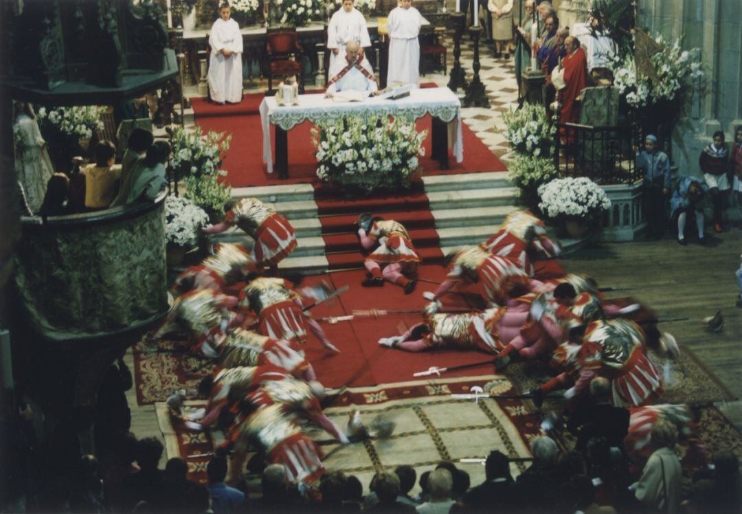 Foto del acto de la caída de los Romanos en el interior de la parroquia de Hondarribia. 