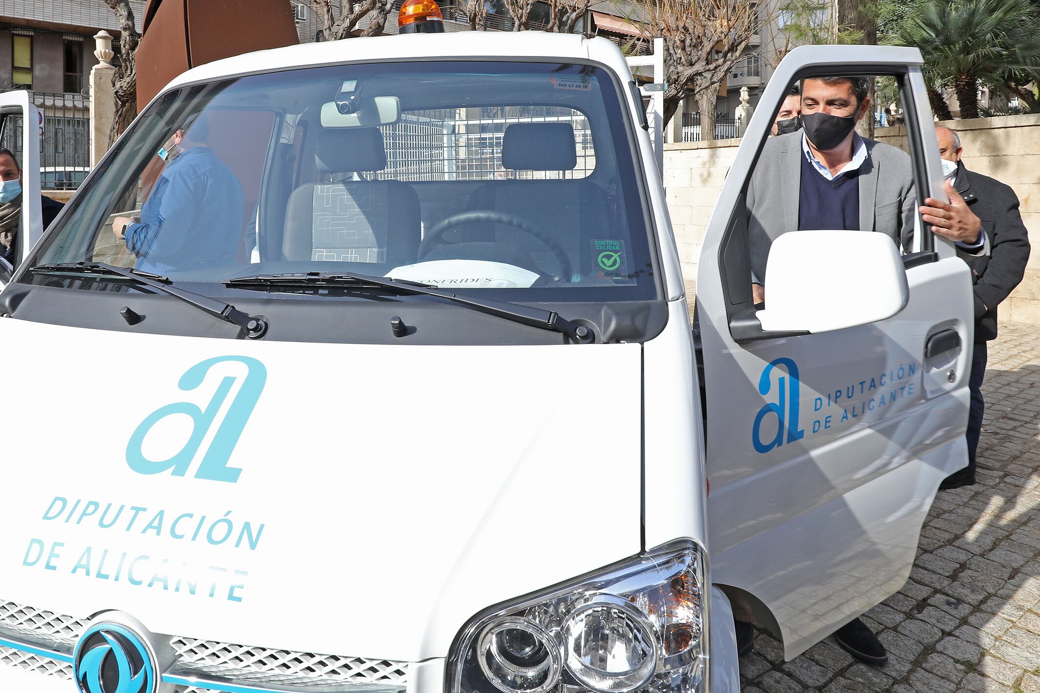 El presidente de la Diputación, Carlos Mazón, en la entrega de vehículos eléctricos a municipios de la provincia de Alicante.