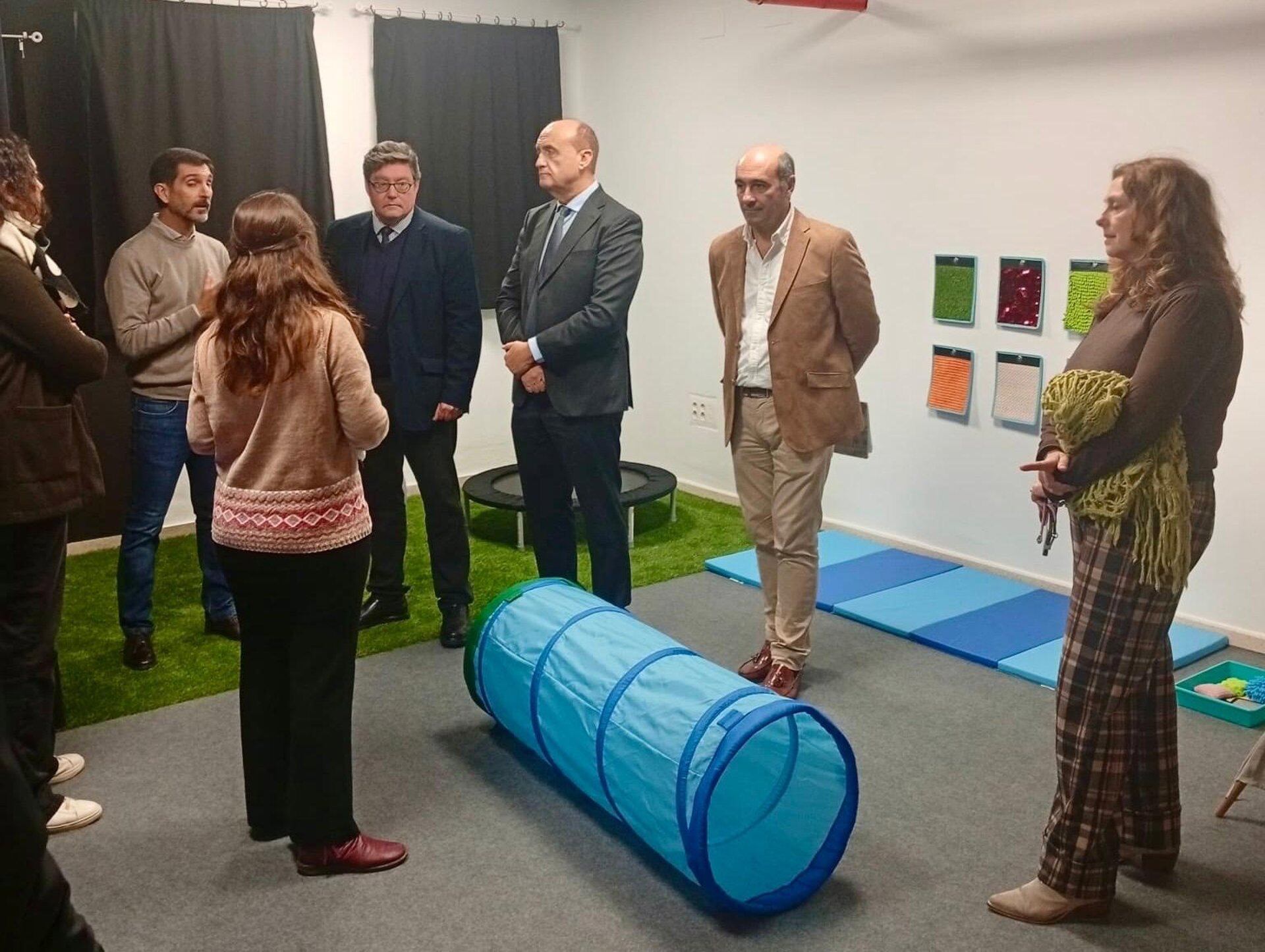 El delegado territorial de Desarrollo Educativo y Formación Profesional en Cádiz, José Ángel Aparicio, visita el nuevo aula para alumnado con TEA en el CEIP San José Obrero de Jerez