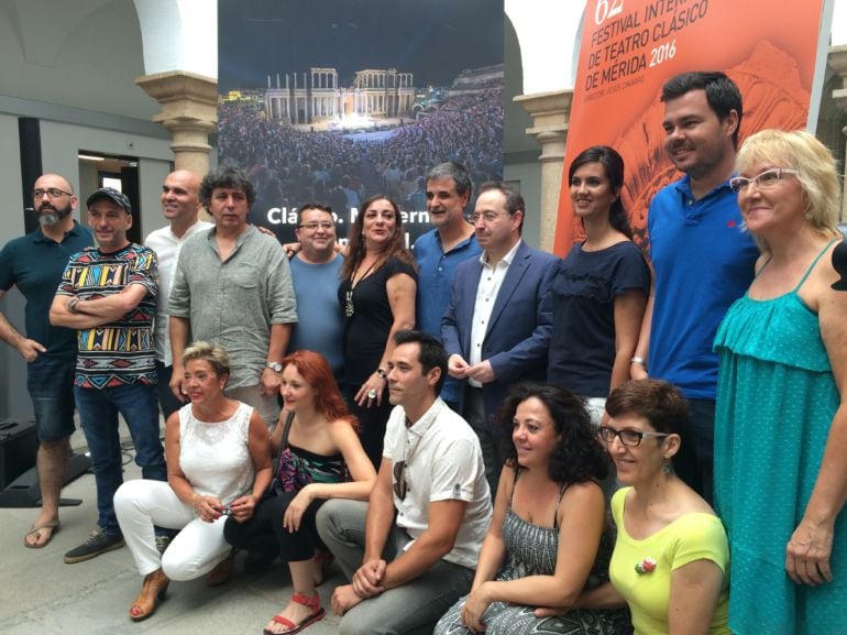 Actores y productores tras la rueda de prensa