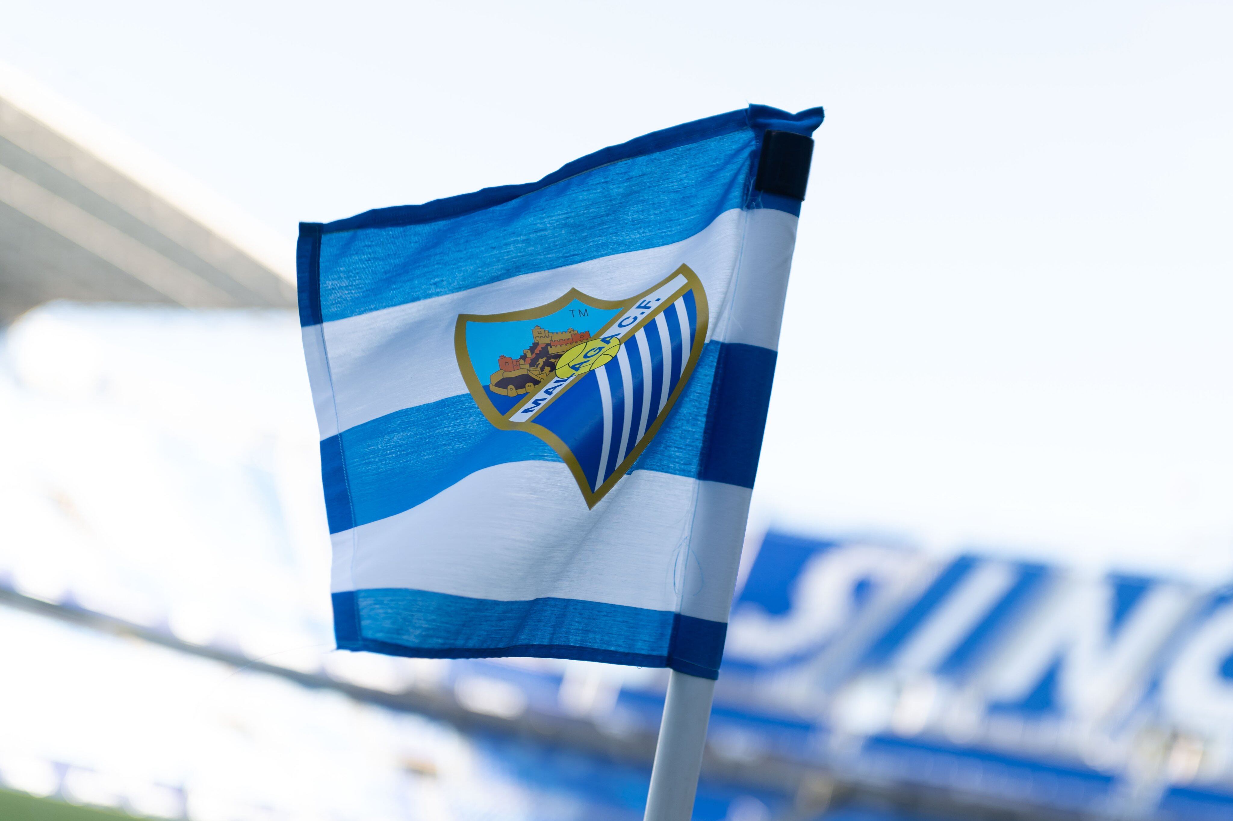 Banderín del Málaga, en el estadio La Rosaleda