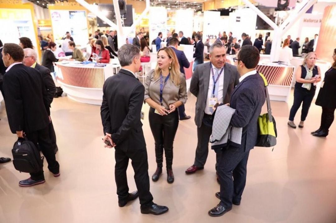 La presienta del Cabildo de Lanzarote y el consejero de Turismo, María Dolores Corujo y Ángel Vázquez, en la pasada edición de la World Travel Market.