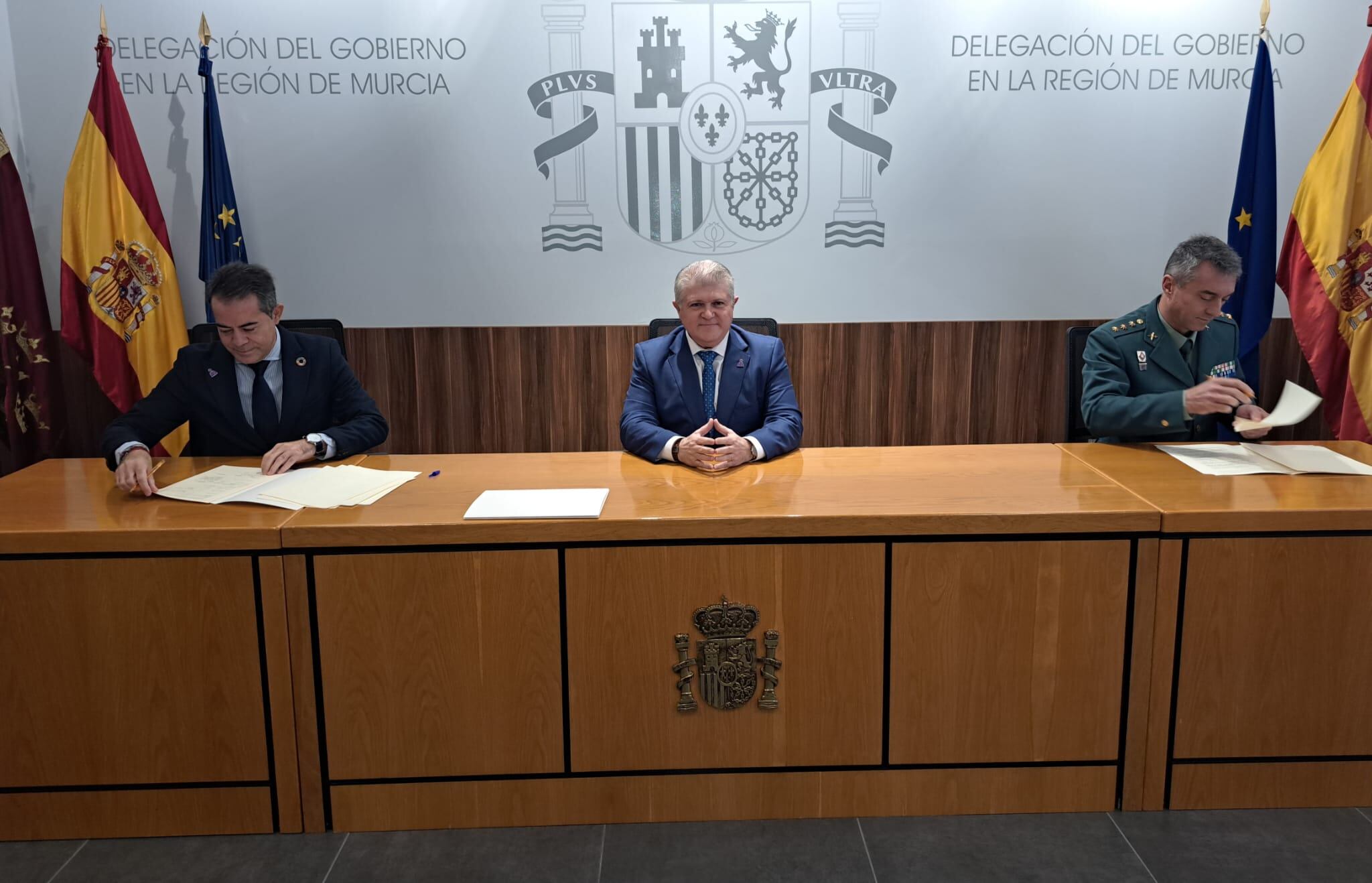 El delegado del Gobierno, José Vélez, preside el acto de firma del procedimiento de colaboración y coordinación para la protección de las víctimas de violencia de género entre la Guardia Civil y los ayuntamientos de Las Torres de Cotillas y Lorquí
