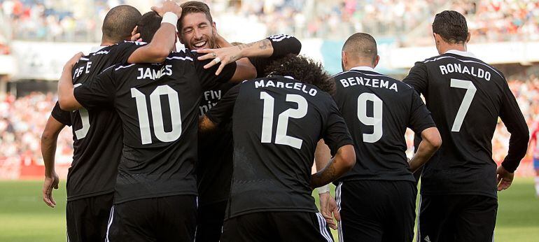 Los jugadores del Real Madrid celebran uno de sus goles en la goleada al Granada de la jornada 10 de la Liga BBVA.