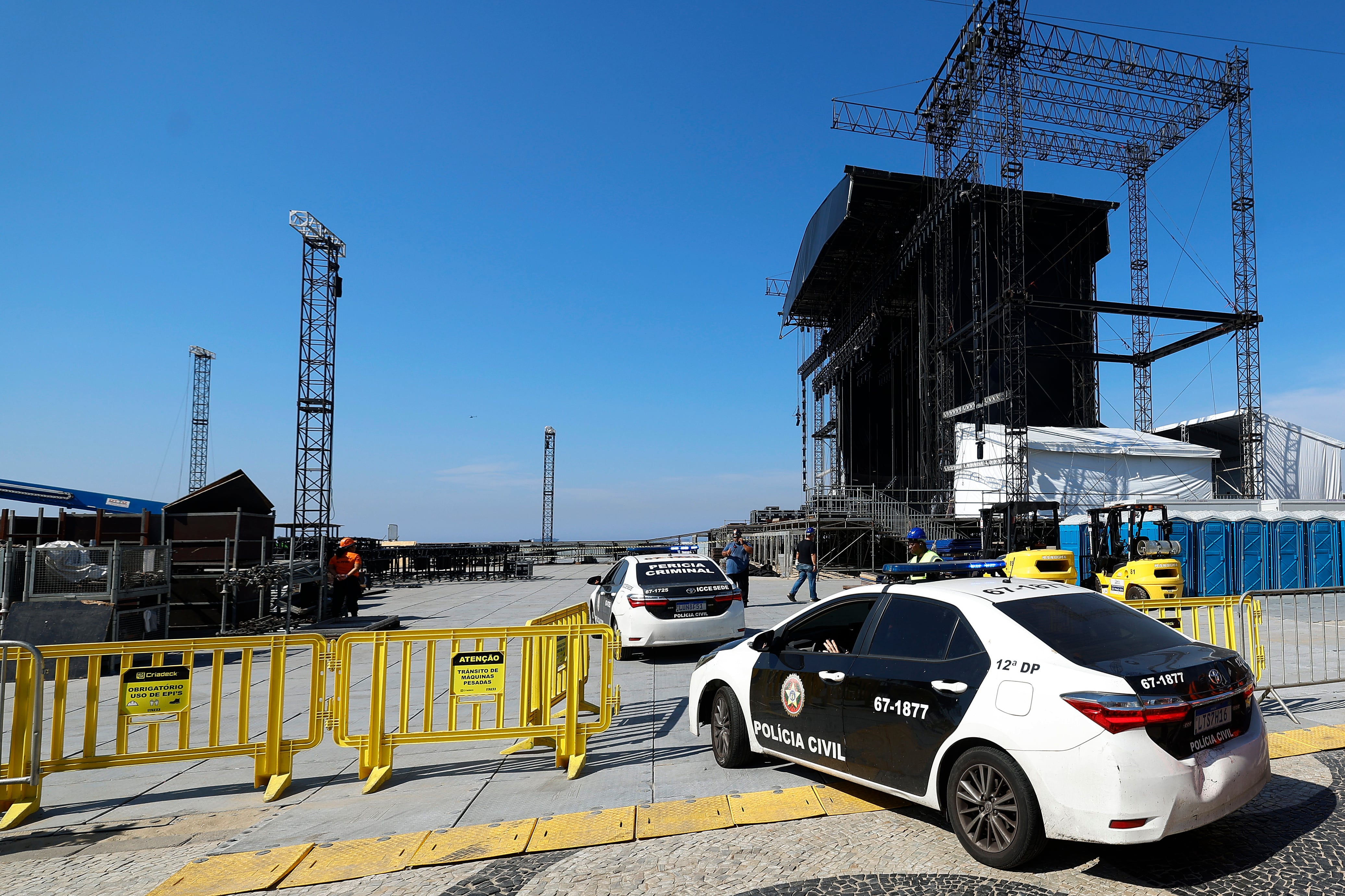 Fotografía que muestra vehículos de la Policía Civil de Río este lunes, en el lugar donde se instala el escenario del concierto que Shakira ofrecerá este sábado