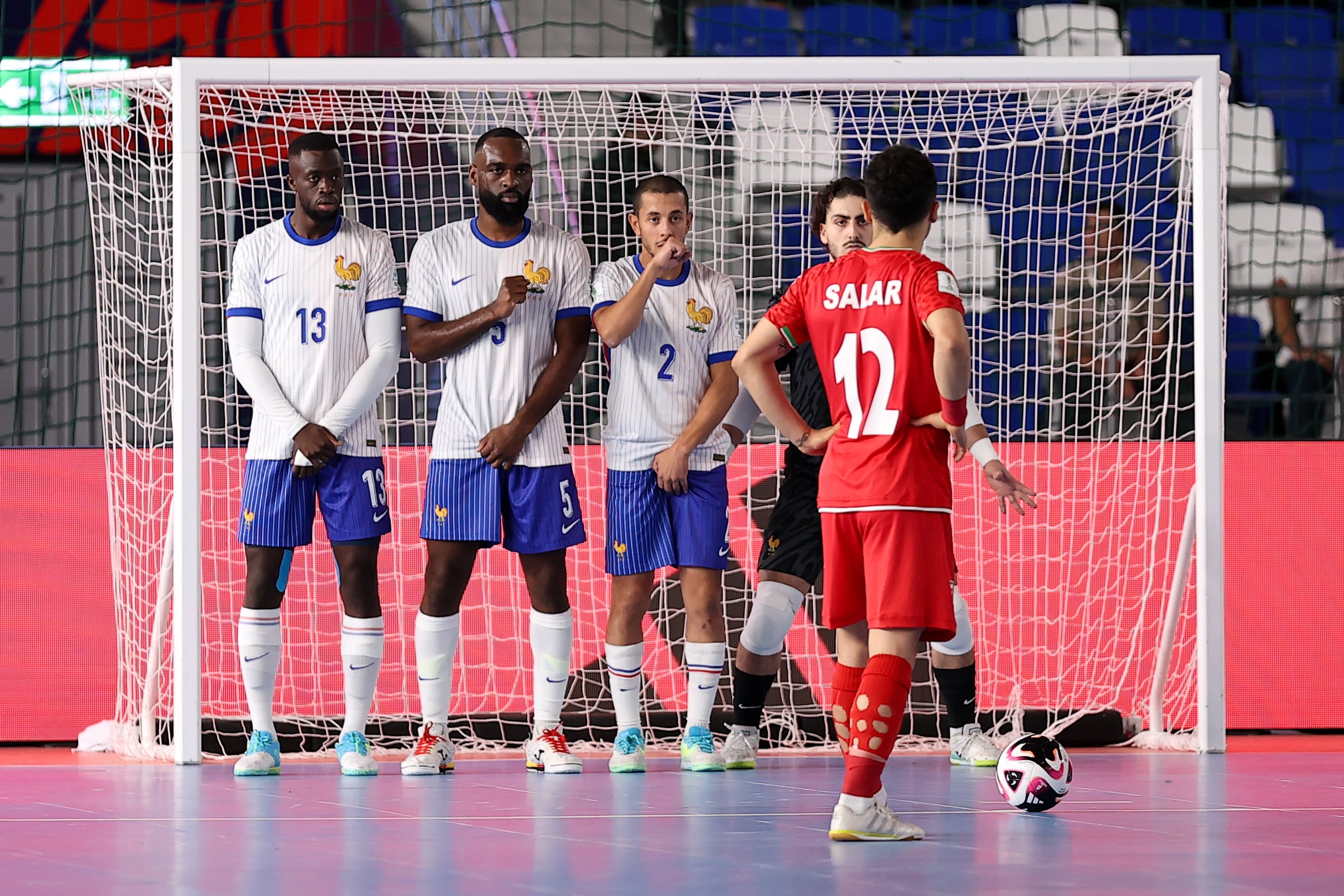 Los jugadores de Francia defienden un lanzamiento de Irán durante el Mundial de fútbol sala