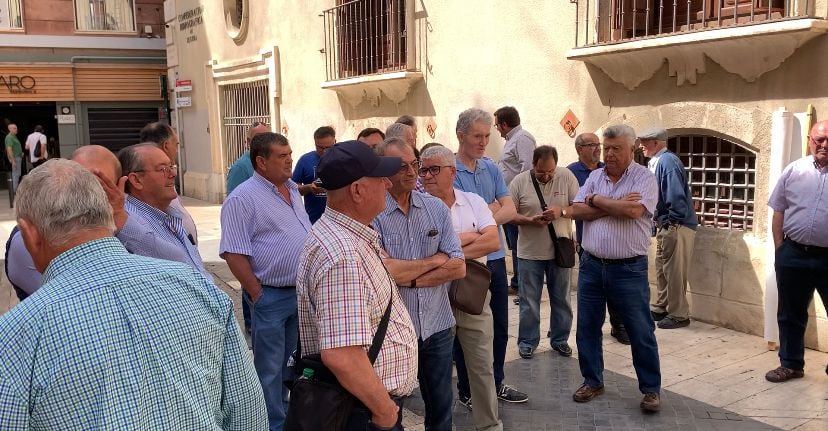 Agricultores jumillanos manifestándose ante la Confederación Hidrográfica del Segura por el uso ilegal de cañones antigranizo