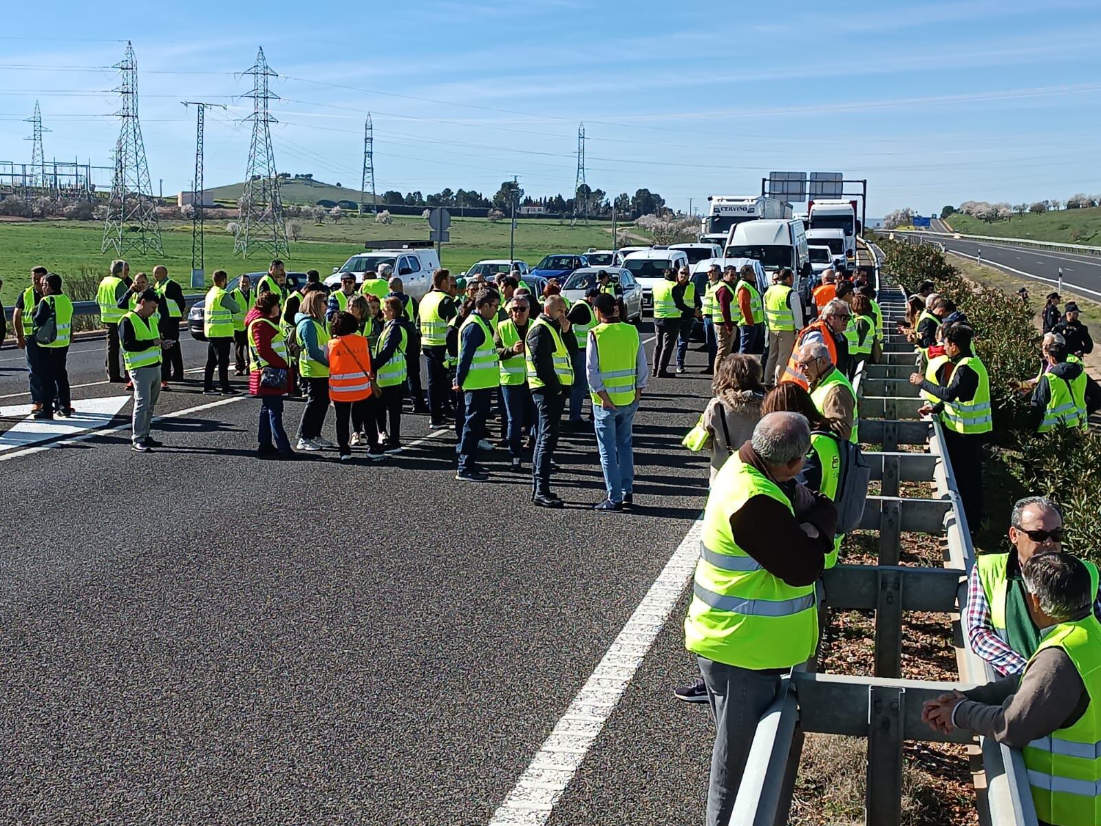 Los agricultores cortan la A41 en Ciudad Real