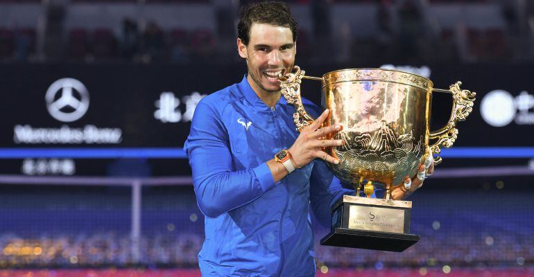 Rafa Nadal muerde el trofeo que le acredita como ganador en China