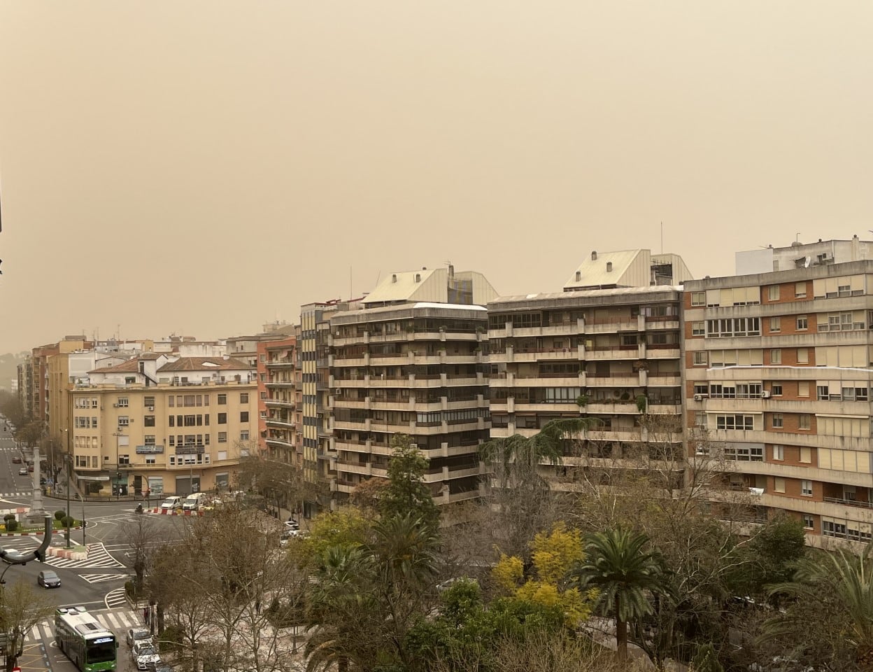 Centro de Cáceres cubierto por la nube de polvo sahariano