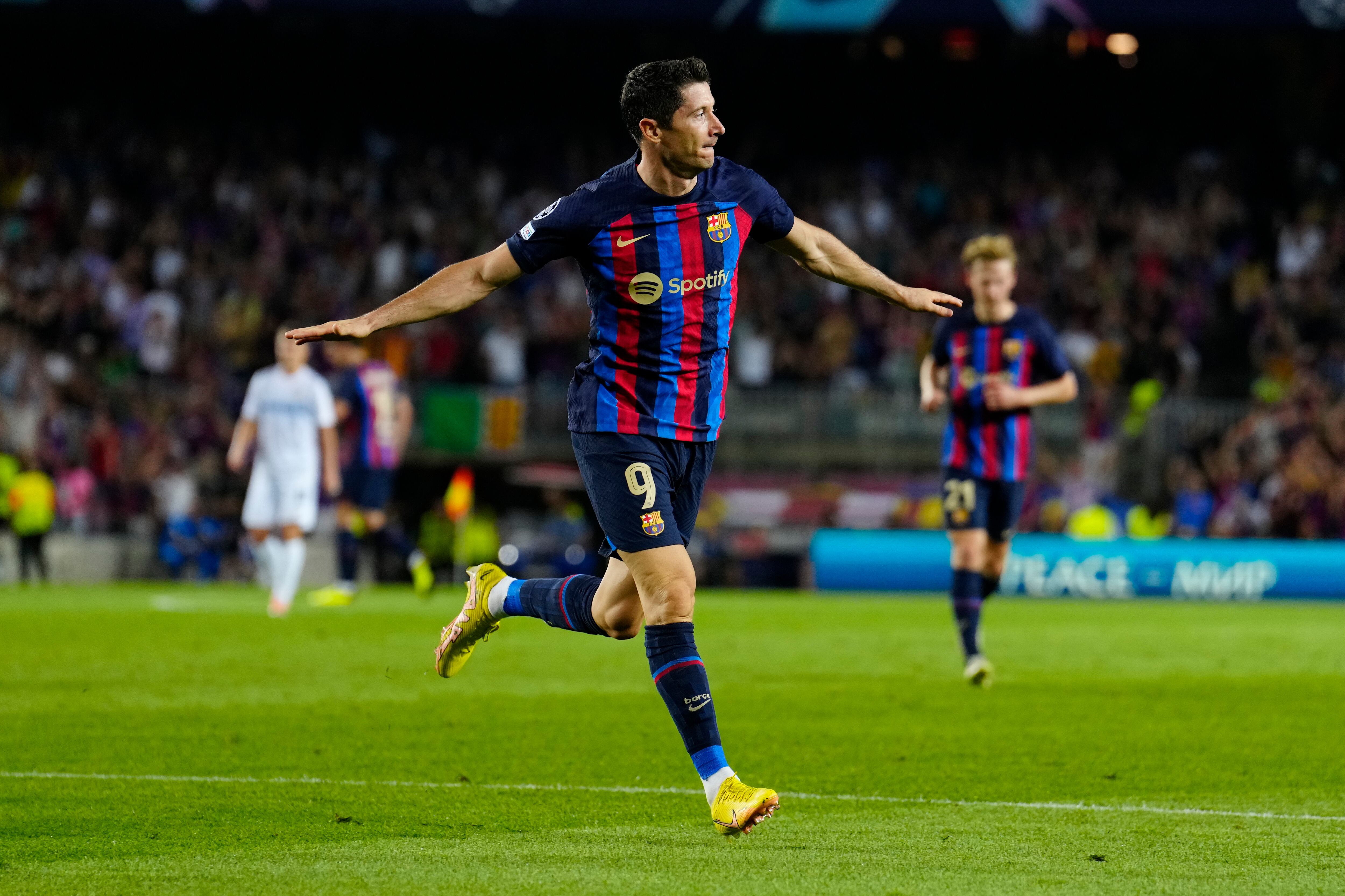 El delantero polaco del FC Barcelona Robert Lewandowski celebra tras marcar el 0-2 ante el Viktoria Pilsen durante el partido correspondiente al grupo B de la Liga de Campeones de la UEFA, este miércoles en el estadio Spotify Camp Nou de Barcelona.