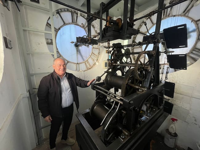 El reloj del Arsenal de Cartagena, un mecanismo del siglo XIX que sigue latiendo a mano