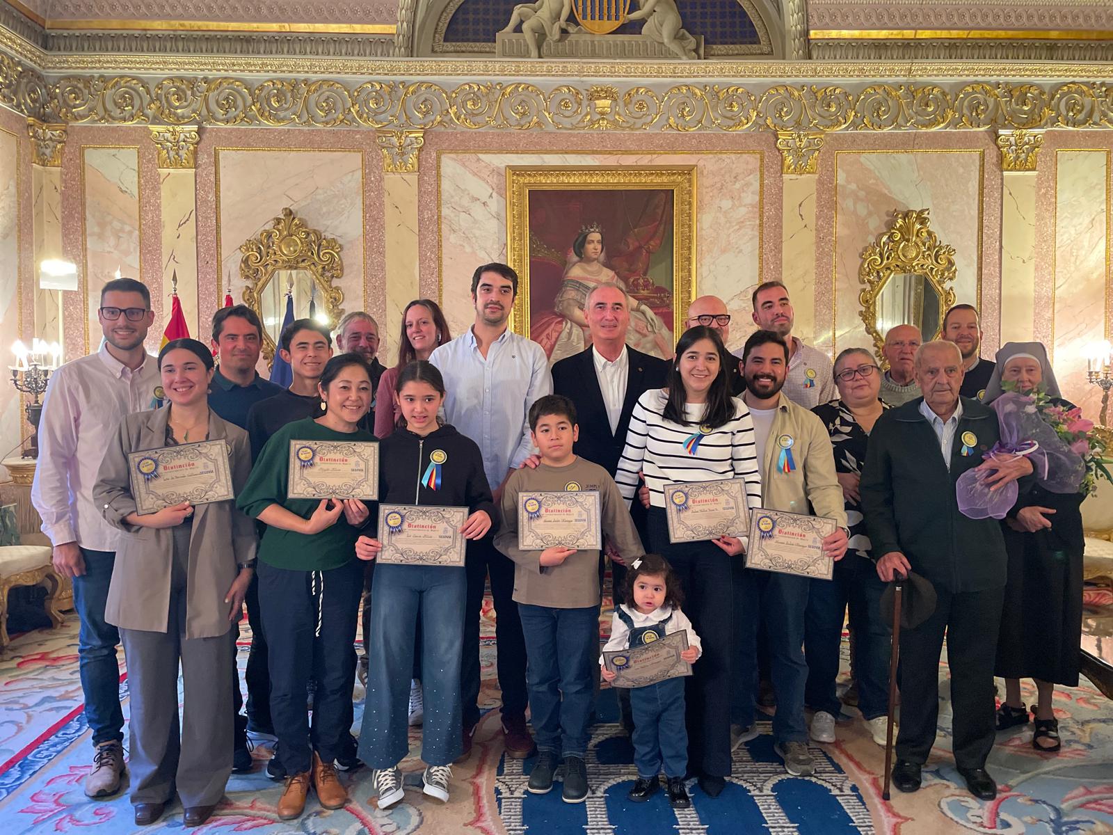 La Sala Blanca del Ayuntamiento de Segovia ha acogido el tradicional acto de entrega de distinciones a los nuevos “majos” y “majas” de la ciudad