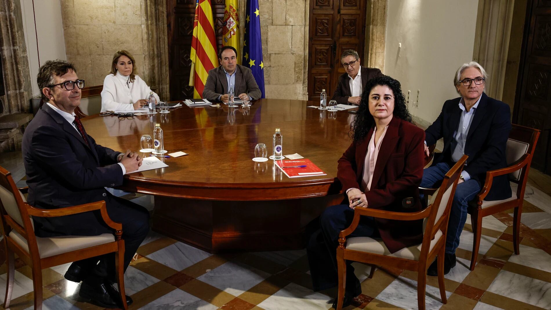 El presidente de la Generalitat, Juanfran Pérez Llorca, se reúne con el presidente de la patronal CEV, Vicente Lafuente; la secretaria general de CCOO-PV, Ana García Alcolea, y el secretario general de UGT-PV, Constantino Calero.