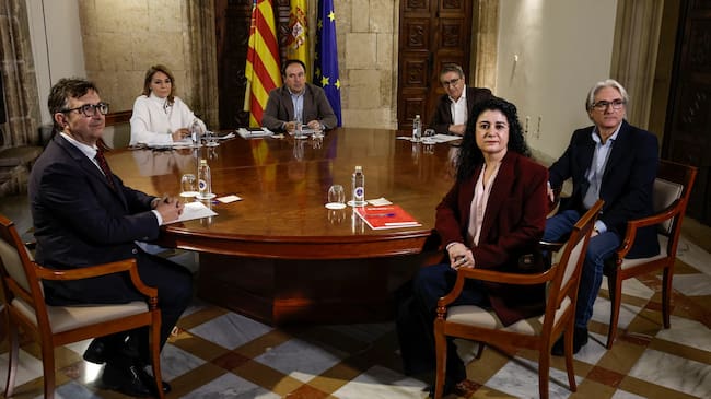 El presidente de la Generalitat, Juanfran Pérez Llorca, se reúne con el presidente de la patronal CEV, Vicente Lafuente; la secretaria general de CCOO-PV, Ana García Alcolea, y el secretario general de UGT-PV, Constantino Calero.