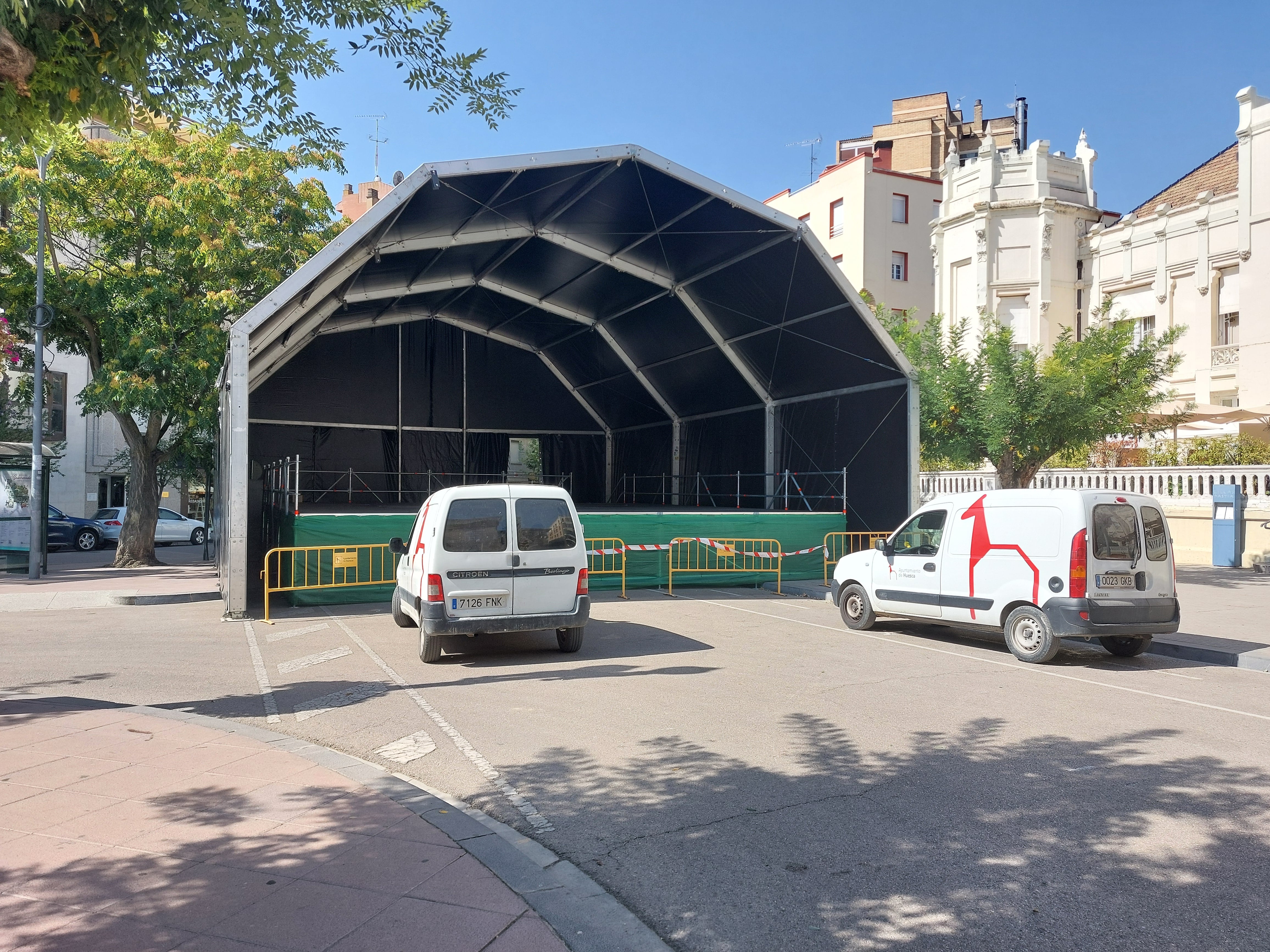 Escenario instalado en la Plaza de Navarra para las fiestas de San Lorenzo