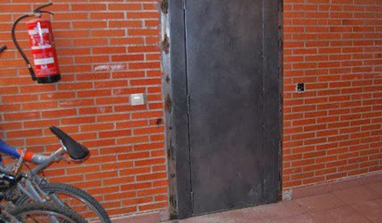 Puerta de uno de los pisos vacíos del IVIMA en San Martín de la Vega.