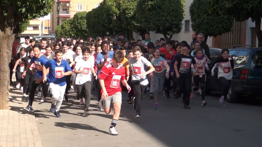 Alumnos participantes en la carrera solidaria del IES Nuestra Señora de la Cabeza