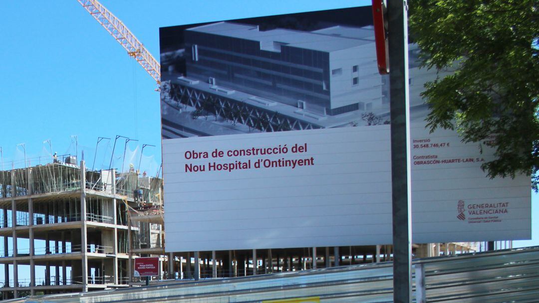 Foto de les obres de l&#039;hospital amb el cartell davant