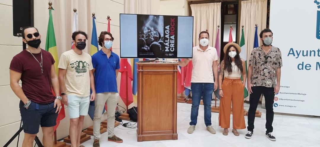 Presentación de la final de la muestra joven de música &quot;MÁLAGACREAROCK&quot; en el Ayuntamiento de Málaga. Luis Verde, concejal de Juventud junto a varios integrantes de los grupos finalistas. 