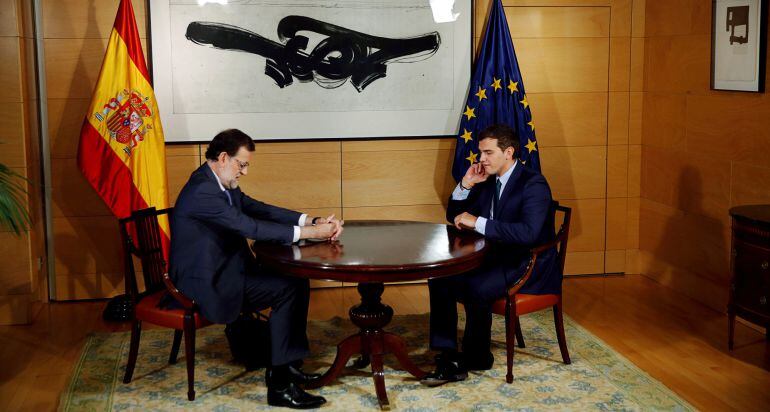 El presidente del gobierno en funciones Mariano Rajoy con el líder de Ciudadanos Albert Rivera
