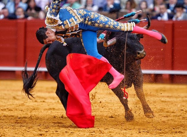 José María Manzanares en la tremenda voltereta que le propinó el segundo toro de la tarde