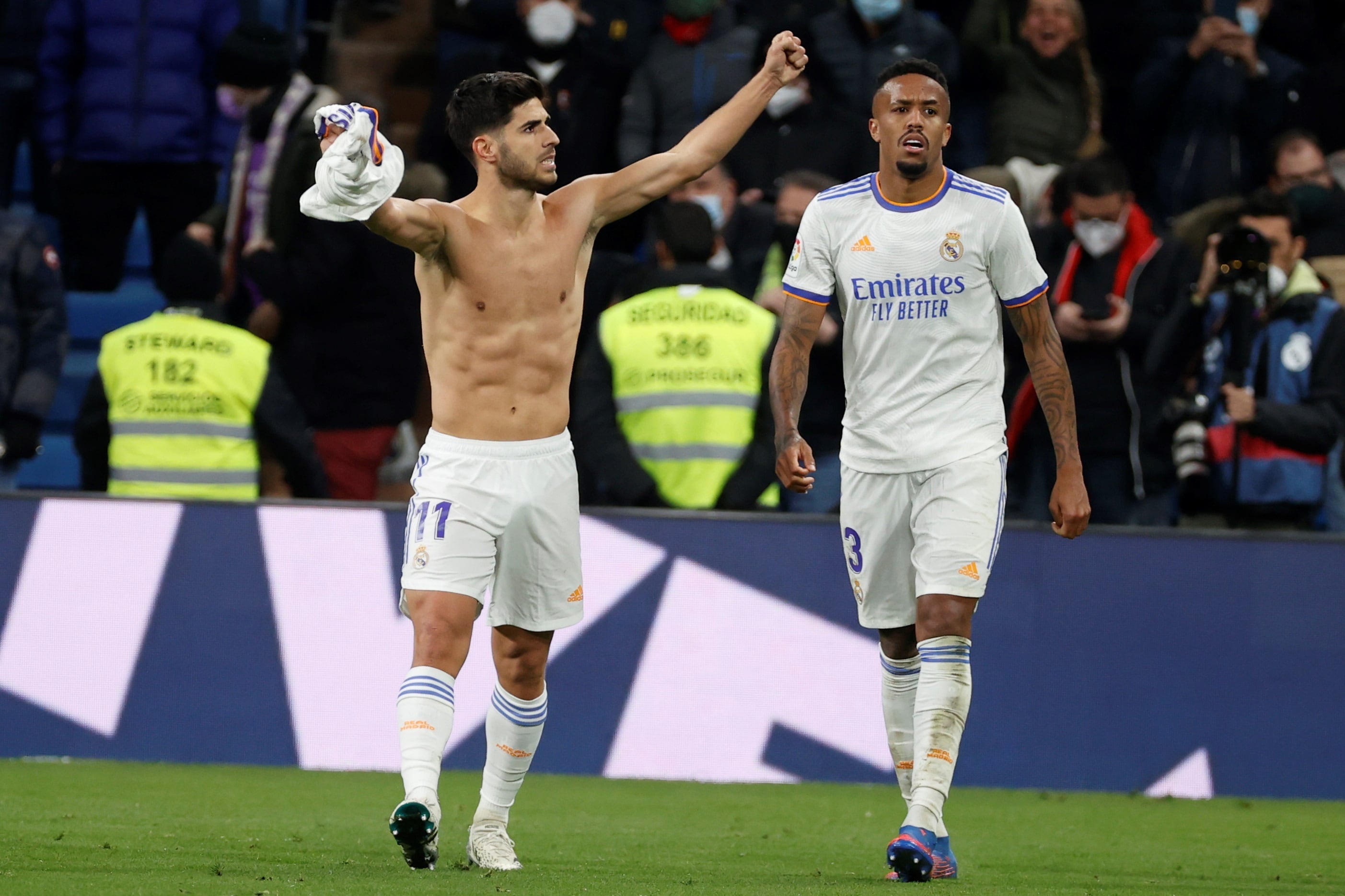 MADRID, 06/02/2022.- El delantero del Real Madrid Marco Asensio (i) celebra tras marcar ante el Granada, durante el partido de Liga en Primera División que Real Madrid y Granada disputan este domingo en el estadio Santiago Bernabéu. EFE/J.J.Guillen
