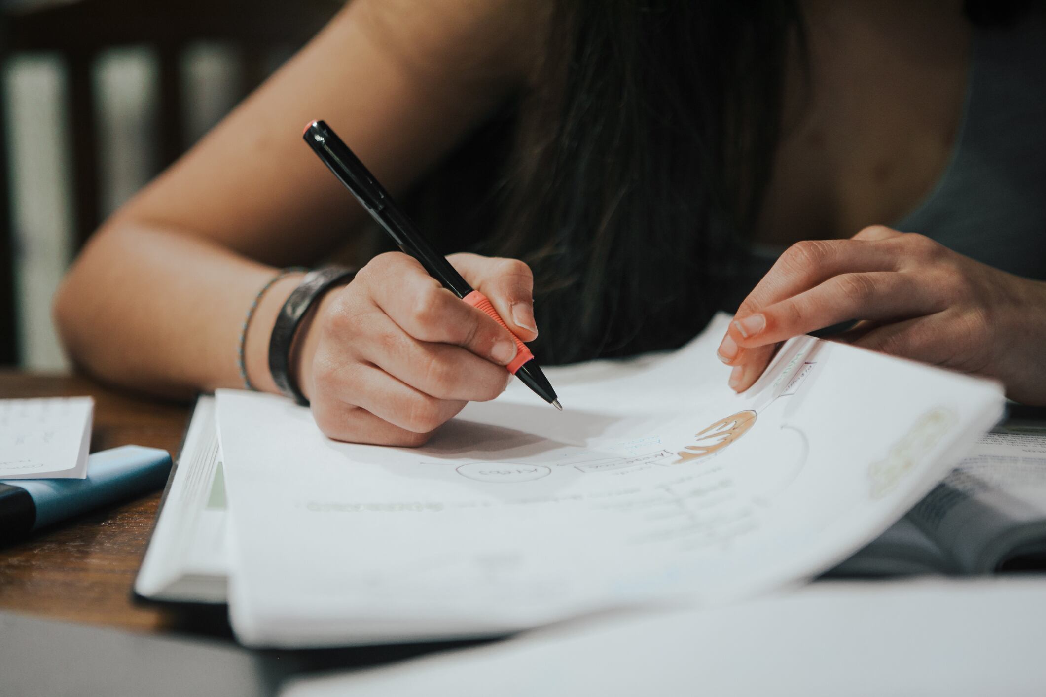 Una estudiante realiza apuntes en un trabajo