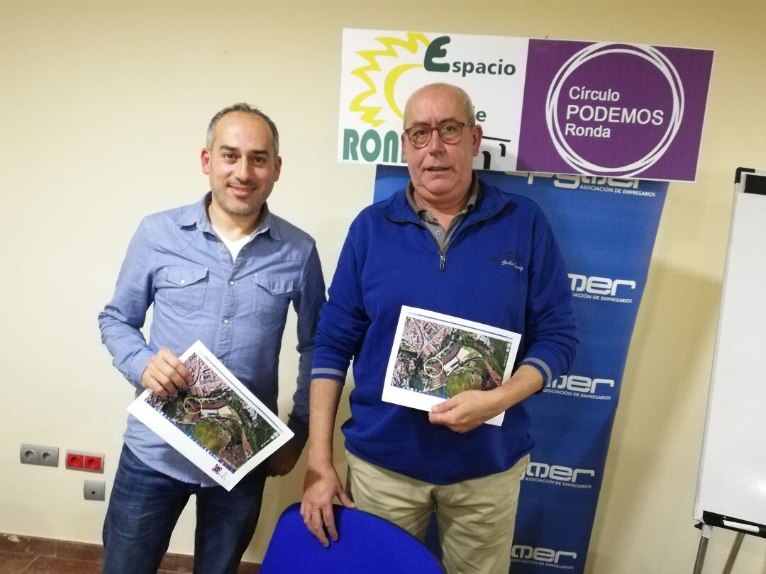 El portavoz del Círculo Podemos Ronda, Raúl Cordero (izquierda) junto a Manuel Ramírez, secretario local de Espacio Verde (derecha). Archivo. 