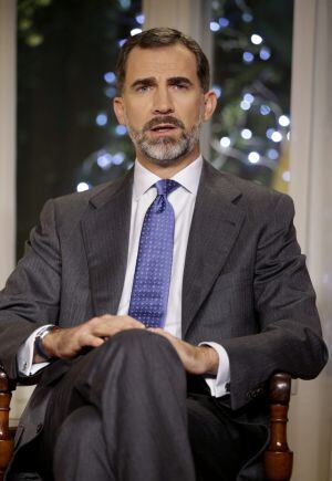 *EMBARGADA HASTA LAS 21:00H* GRA101. MADRID, 24/12/2014.- El rey Felipe VI comparece ante los españoles desde el Palacio de La Zarzuela con el pimer mensaje televisado de Navidad de su reinado, en el que traslada a los ciudadanos sus compromisos y preocup
