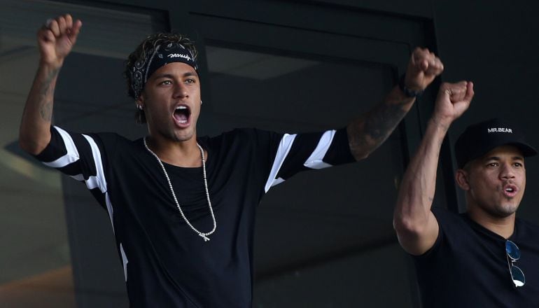 Neymar celebra el primer tanto del PSG en el palco del equipo parisino