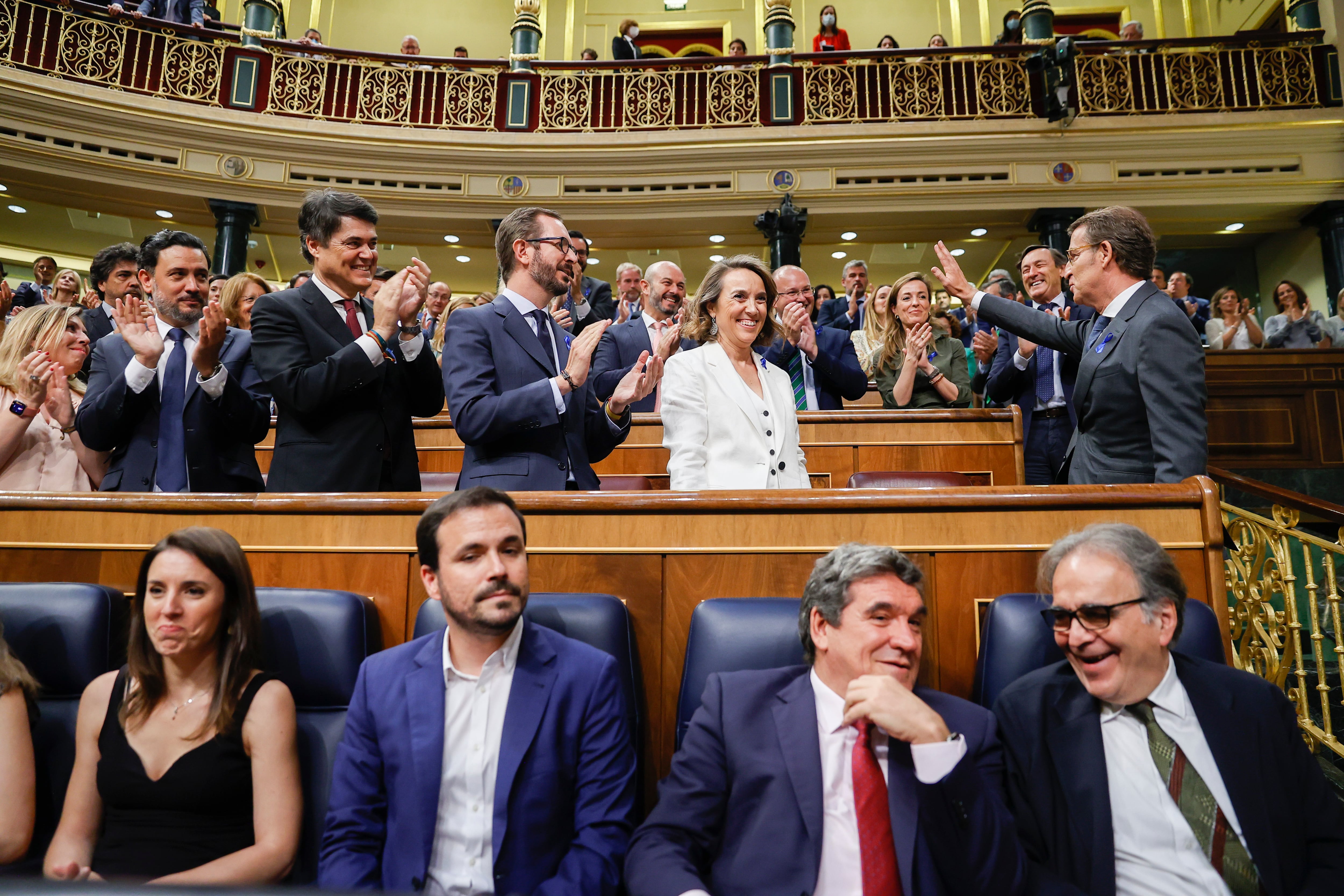 El líder del PP, Alberto Núñez Feijóo (d-arriba) es aplaudido por su grupo parlamentario a su llegada al Congreso antes del comienzo del debate sobre el estado de la nación