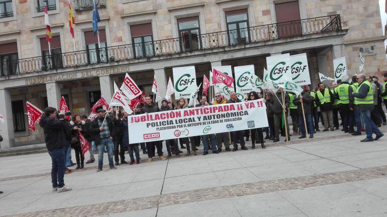 Concentración de los sindicatos policiales en la Plaza de la Constitución de la capital