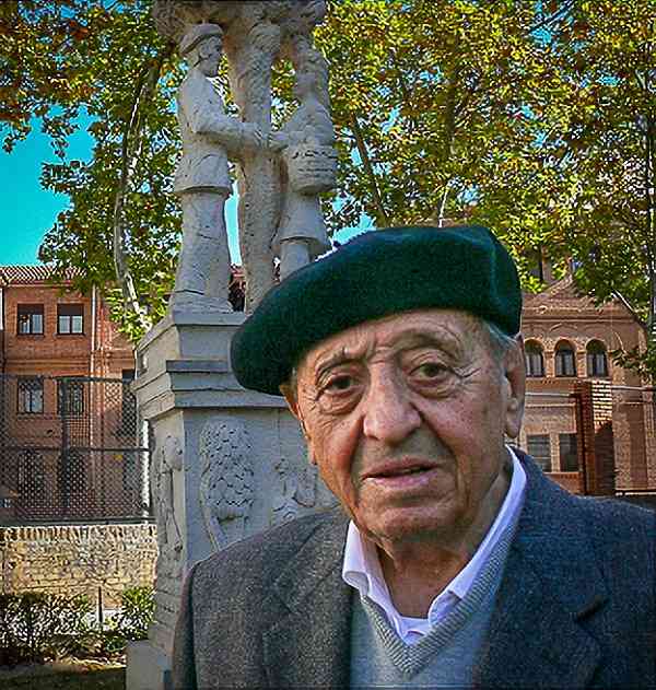 El artista posando con su escultura de homenaje a los vendimiadores