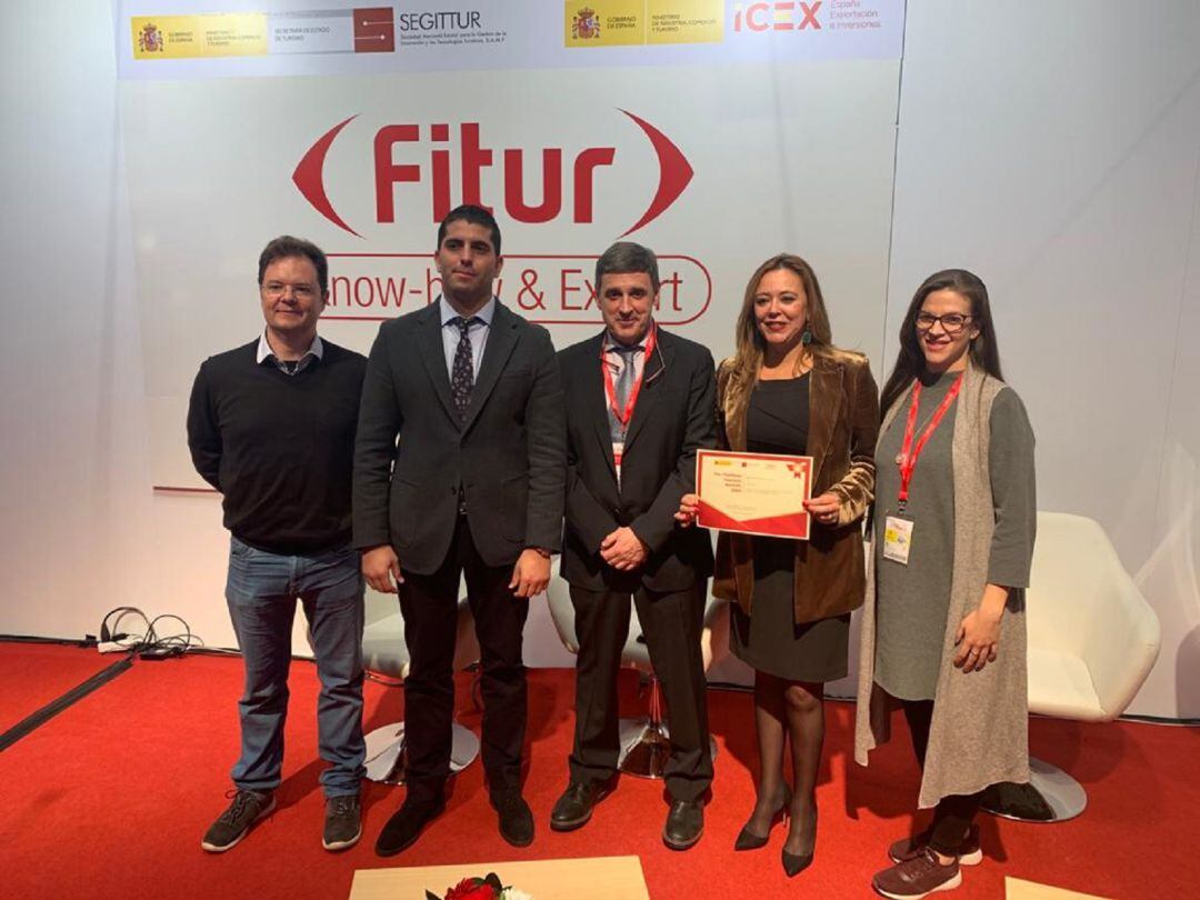 La presidenta del Cabildo de Lanzarote, María Dolores Corujo, y el consejero de los Centros, Benjamín Perdomo, junto a parte del equipo de desarrollo de la App Taro&#039;.