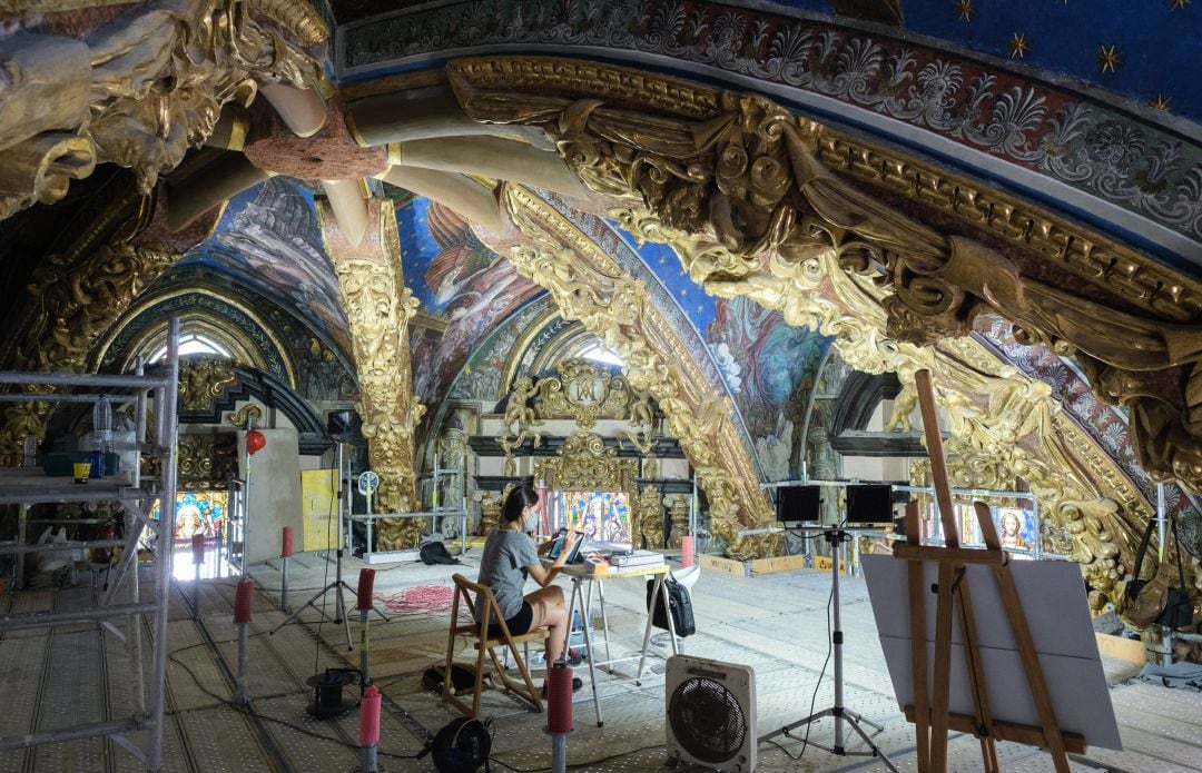 Trabajos actuales desde la plataforma flotante en el interior del presbiterio de la Catedral.