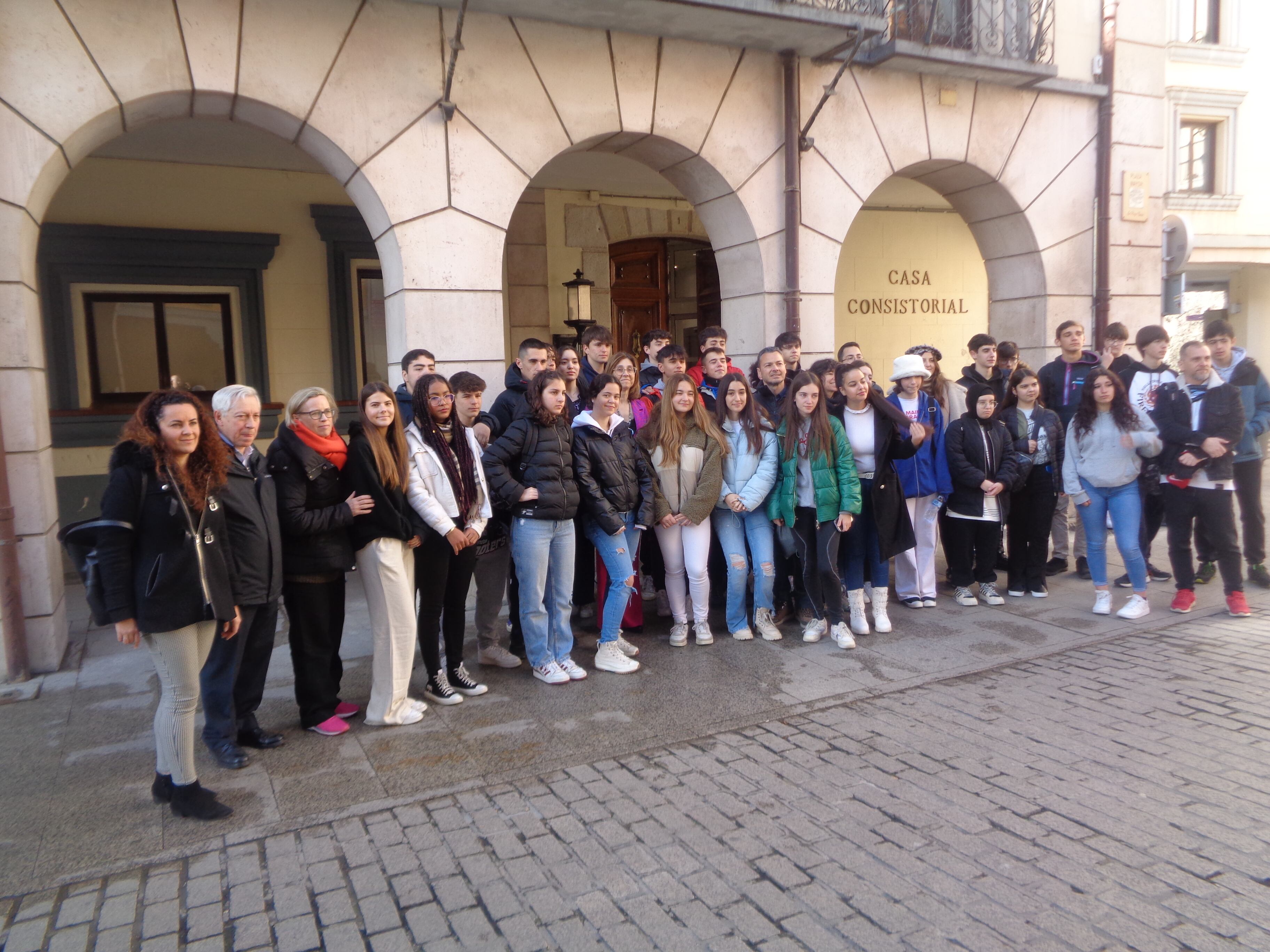 La alcaldesa recibe a los estudiantes a la entrada del Ayuntamiento