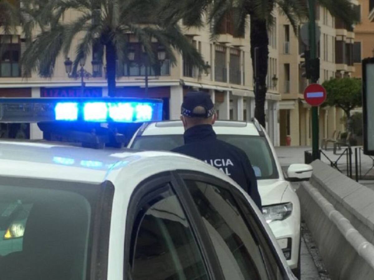 La Policía Local detiene a dos hombres por robar en el interior de dos vehículos