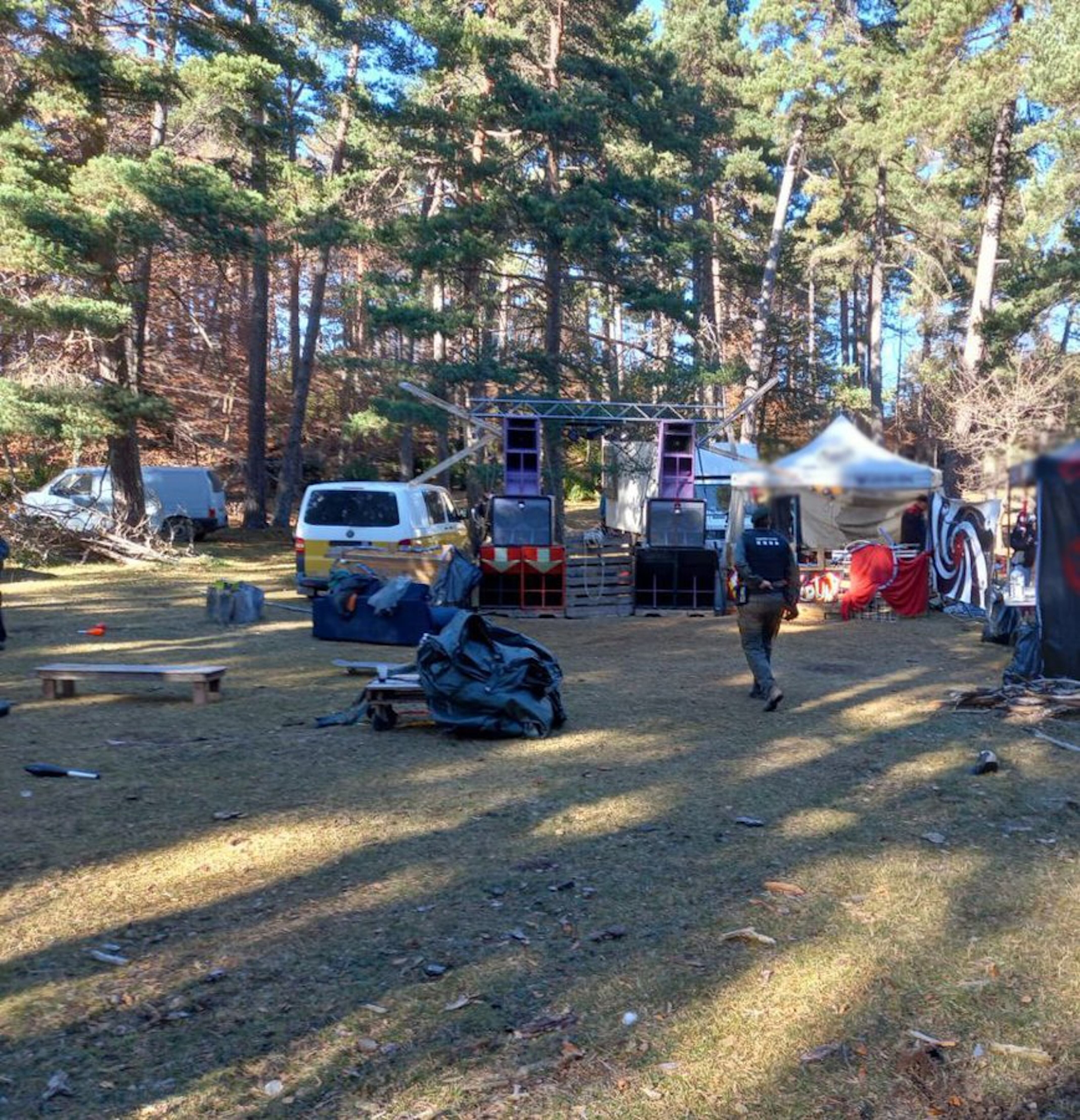 Restes d&#039;una festa rave dins l&#039;espai natural de la Serra del Catllaràs, al Berguedà, aquest novembre.
