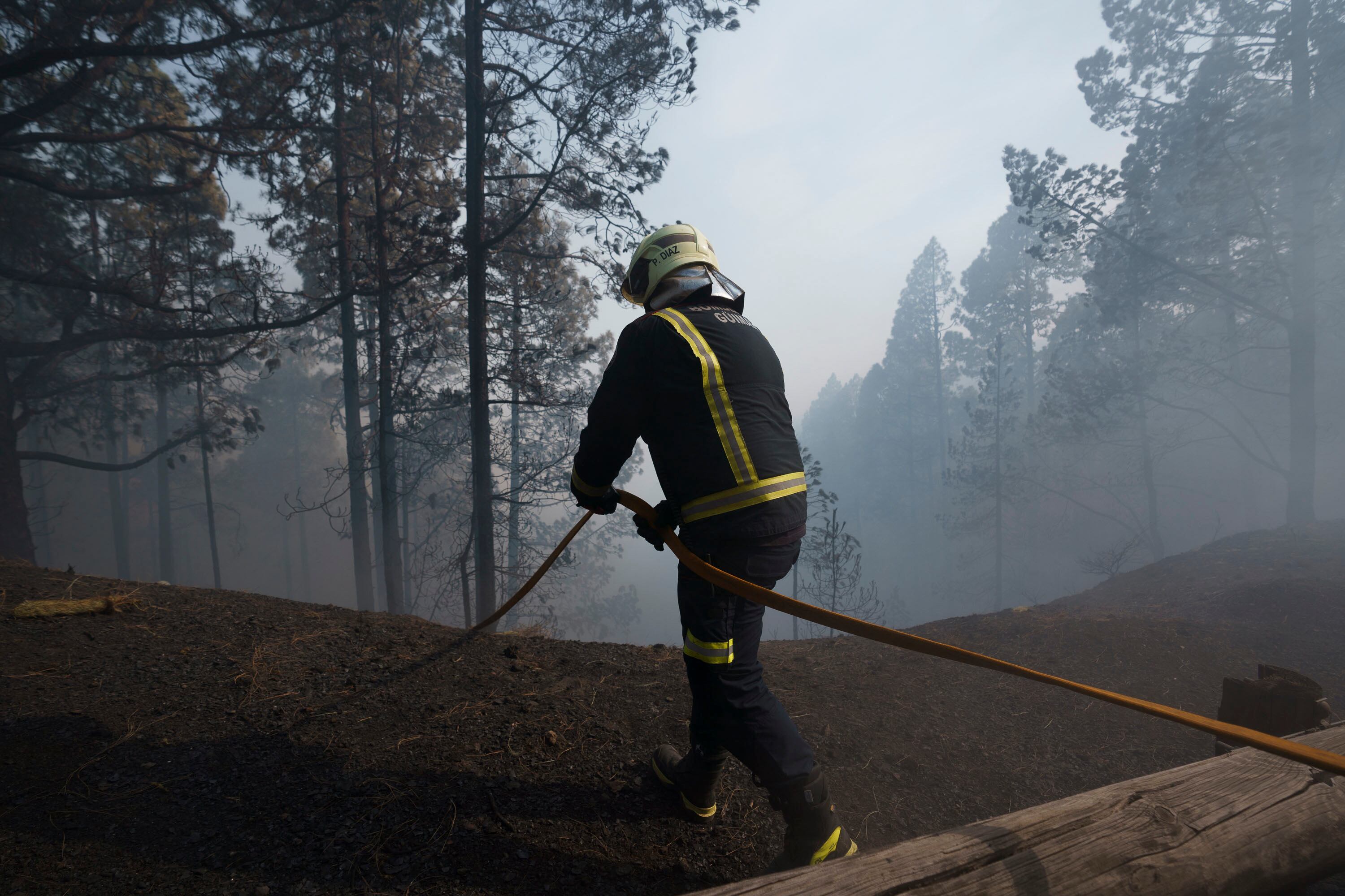 EL ROSARIO (TENERIFE), 22/08/2023.- Bomberos de Güímar en el bosque de Las Raíces, hoy martes en el municipio de El Rosario, quemado por el incendio forestal que afecta a la isla de Tenerife. EFE/Ramón de la Rocha
